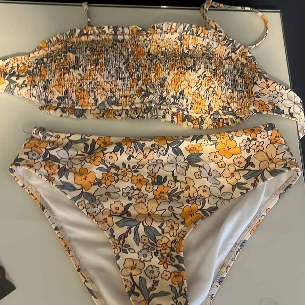 CUPSHE Ditsy Floral Smocked Tie Back Bandeau & Mid Rise Bikini Set Size XS